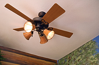 The staff of Valley Breeze custom-selected the fan for the room by combining three different design elements: the lighting fixture, the motor and the blades.